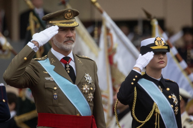 El Rey Felipe VI y la princesa Leonor durante el acto solemne de homenaje a la Bandera Nacional y desfile militar por el 12 de octubre, Día de la Hispanidad, en la Plaza de Cánovas del Castillo, a 12 de octubre de 2024, en Madrid (España).