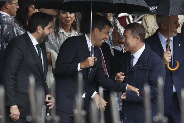 (De Izq A Dcha) Los Presidentes De Murcia, Fernando López Miras, Comunitat Valenciana, Carlos Mazón, Y Castilla-La Mancha, Emiliano García Page, En El Desfile Por El Día De La Fiesta Nacional En Madrid.