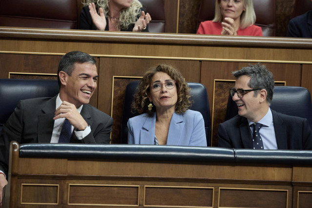 El presidente del Gobierno, Pedro Sánchez; la vicepresidenta primera, María Jesús Montero y el ministro de la Presidencia, Relaciones con las Cortes y Justicia, Félix Bolaños, en el Congreso de los Diputados, a 9 de octubre de 2024, en Madrid (España).