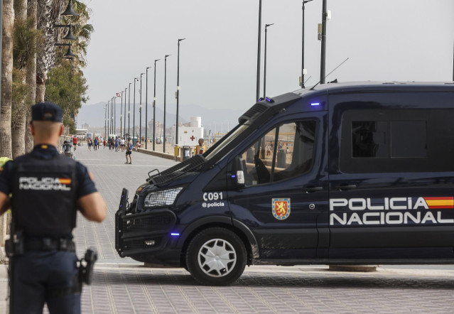 Archivo - Un agente de la Policía Nacional, en el Paseo Neptuno, a 27 de junio de 2024, en Valencia, Comunidad Valenciana (España).