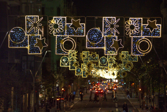 Archivo - Decoraciones y luces de Navidad durante el encendido de las luces de Navidad de Barcelona, en Barcelona, Cataluña (España).