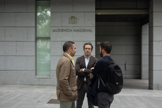 El vicesecretario de Cultura y portavoz del PP, Borja Sémper, ofrece declaraciones a los medios de comunicación en la Audiencia Nacional el día en el que el PP presenta una querella contra el PSOE, a 14 de octubre de 2024, en Madrid (España). La querella