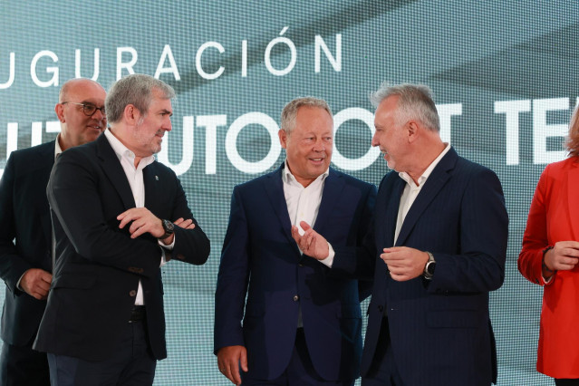 El ministro de Política Territorial y Memoria Democrática, Ángel Víctor Torres (1d), y el presidente de Canarias, Fernando Clavijo Batlle (1i), durante la inauguración de ‘La Luz Autoport Terminal’ en el puerto de la Luz, a 14 de octubre de 2024, en Las P