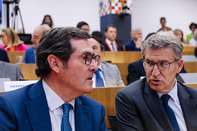 Archivo - El presidente de CEOE, Antonio Garamendi (i), y el presidente del Partido Popular, Alberto Núñez Feijóo (d).