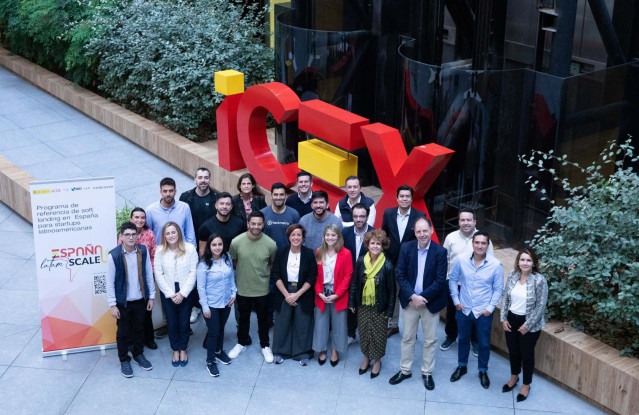 La consejera delegada de ICEX, Elisa Carbonell, la directora ejecutiva de Invest in Spain, Elisa García Grande y Fazia Pusterla, representante de BID Europa, con las empresas del programa.