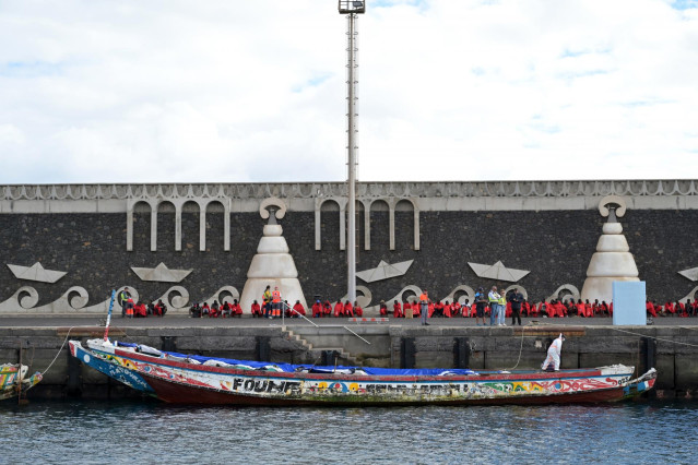 Archivo - Decenas de migrantes, tras su llegada en un cayuco, a 26 de octubre de 2023, en El Hierro, Santa Cruz de Tenerife, Tenerife, Canarias (España). Hasta el puerto de La Restinga, en El Hierro, han llegado en las últimas semanas más de 5.000 migrant