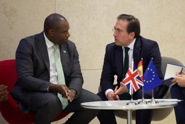 El ministro de Asuntos Exteriores, José Manuel Albares, y su homólogo británico, David Lammy, durante su reunión en Luxemburgo