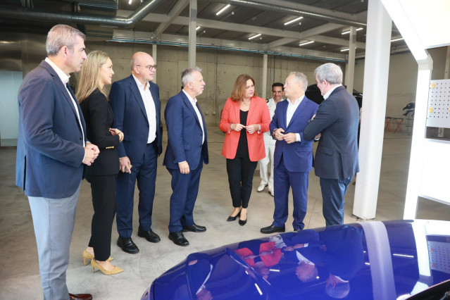 El ministro de Política Territorial y Memoria Democrática, Ángel Víctor Torres (4d), y el presidente de Canarias, Fernando Clavijo Batlle (1d), durante la inauguración de ‘La Luz Autoport Terminal’ en el puerto de la Luz, a 14 de octubre de 2024, en Las P
