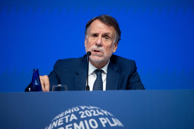 El presidente del Grupo Planeta, José Creuheras, durante una rueda de prensa un día antes de la entrega de la 73ª edición del Premio Planeta