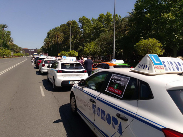 Archivo - Vehículos de las autoescuelas de Córdoba por las calles de la ciudad en protesta por 