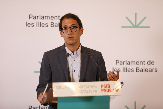 El portavoz del PSIB-PSOE en el Parlament balear, Iago Negueruela, durante una rueda de prensa.