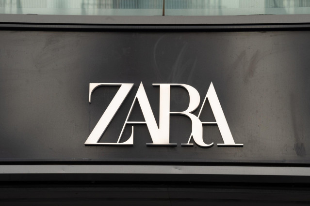 Cartel de una tienda Zara, en el centro de Barcelona, a 26 de septiembre de 2024, en Barcelona, Catalunya (España).