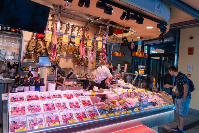 Archivo - Puestos de alimentos en un mercado