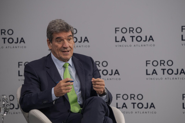 El gobernador del Banco de España, José Luis Escrivá, durante la celebración de la primera mesa de debate de la segunda jornada del Foro La Toja, a 4 de octubre de 2024, en la Illa de Toxa, Pontevedra, Galicia (España).