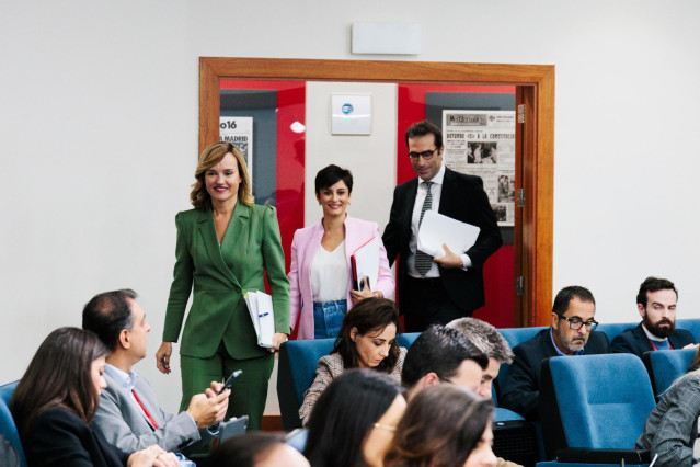 (I-D) La ministra de Educación, Pilar Alegría, la ministra de Vivienda y Agenda Urbana, Isabel Rodríguez y el ministro de Economía, Comercio y Empresa, Carlos Cuerpo, a su llegada a la rueda de prensa posterior al Consejo de Ministros