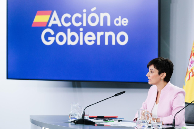 La ministra de Vivienda y Agenda Urbana, Isabel Rodríguez, durante una rueda de prensa posterior a la reunión del Consejo de Ministros, en el Palacio de La Moncloa, a 15 de octubre de 2024, en Madrid (España).