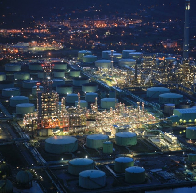 Archivo - Refinería de Petronor en Muskiz