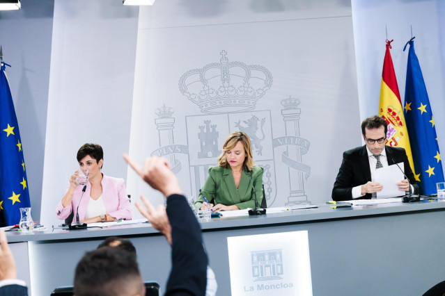 (I-D) La ministra de Vivienda y Agenda Urbana, Isabel Rodríguez, la ministra de Educación y Formación Profesional de España, Pilar Alegría, y el ministro de Economía, Comercio y Empresa, Carlos Cuerpo, durante una rueda de prensa posterior a la reunión de