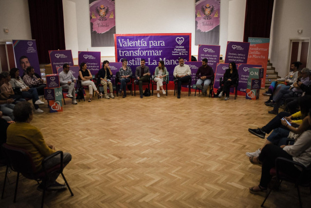 Archivo - La ministra de Igualdad, Irene Montero (c); el candidato de Unidas Podemos a la Presidencia de la Junta de Castilla La Mancha, José Luis García Gascón (5d); y el eurodiputado Manu Pineda (4d); durante  un acto de Podemos en el Centro Cívico Sant
