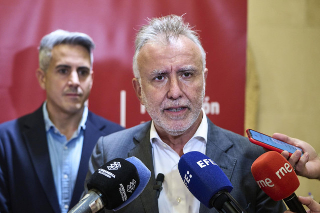 El ministro de Política Territorial y Memoria Democrática, Ángel Víctor Torres, ofrece declaraciones a su llegada a un acto contra la derogación de la Ley de Memoria Histórica y Democrática de Cantabria