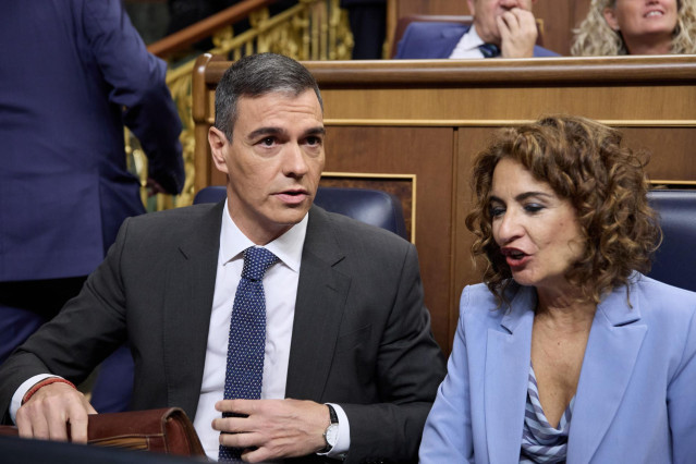 El presidente del Gobierno, Pedro Sánchez y la vicepresidenta primera y ministra de Hacienda, María Jesús Montero, en el Congreso de los Diputados, a 9 de octubre de 2024, en Madrid (España).