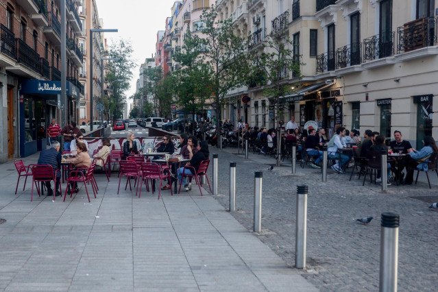 Archivo - Varias personas en la terraza de un bar
