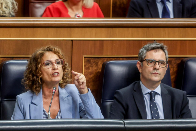 La vicepresidenta primera y ministra de Hacienda, María Jesús Montero, interviene durante una sesión de control al Gobierno, en el Congreso de los Diputados, a 9 de octubre de 2024, en Madrid (España).