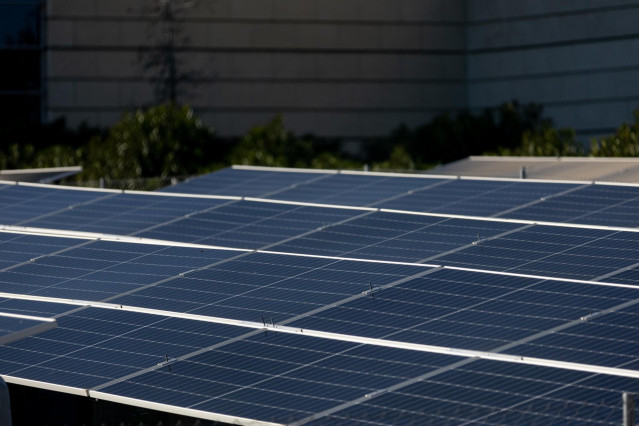 Archivo - Placas solares en el complejo tecnológico de Móstoles, a 15 de diciembre de 2023, en Móstoles, Madrid (España). Los paneles solares fotovoltaicos están formados por celdas capaces de convertir la luz solar en energía eléctrica. España es uno de