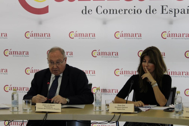 El presidente de la Cámara de Comercio de España, José Luis Bonet, y la directora general de Sigmados, Rosa Díaz, presentan en rueda de prensa el informe “Estudio sobre clima empresarial en España”.