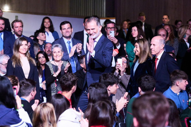 Archivo - El Rey Felipe VI saluda a su llegada al acto Princesa de Girona CongresFest para presidir el acto central del Tour del talento 2024 en el Palacio de Exposiciones de Santander, a 25 de abril de 2024, en Santander, Cantabria (España).