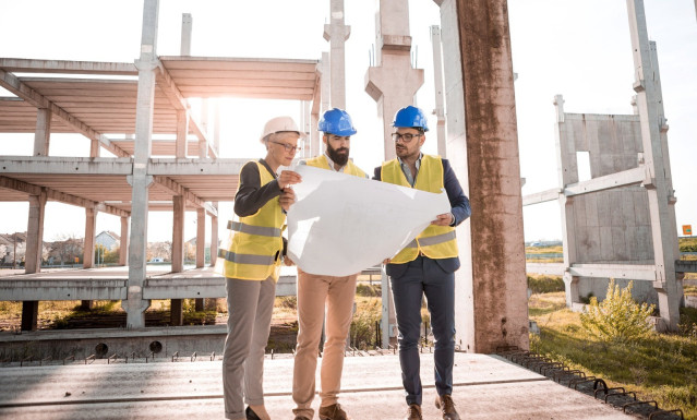 Archivo - Personas trabajando, obra, arquitectos