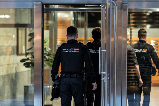Varios agentes de Policía Nacional entran al lugar donde han sucedido los hechos, en la Plaza de los Cubos, a 15 de octubre de 2024, en Madrid (España).
