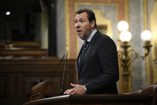 El ministro de Transporte y Movilidad Sostenible, Óscar Puente, interviene durante una sesión plenaria, en el Congreso de los Diputados, a 16 de octubre de 2024, en Madrid (España).