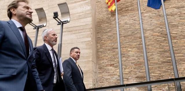 El presidente del Gobierno de Aragón, Jorge Azcón, a su llegada a las Cortes de Aragón.