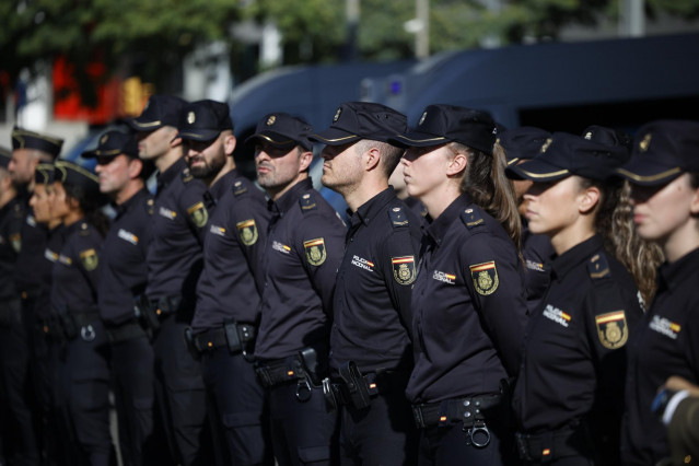 Miembros de la Policía Nacional durante el acto de celebración del Patrón en Barcelona