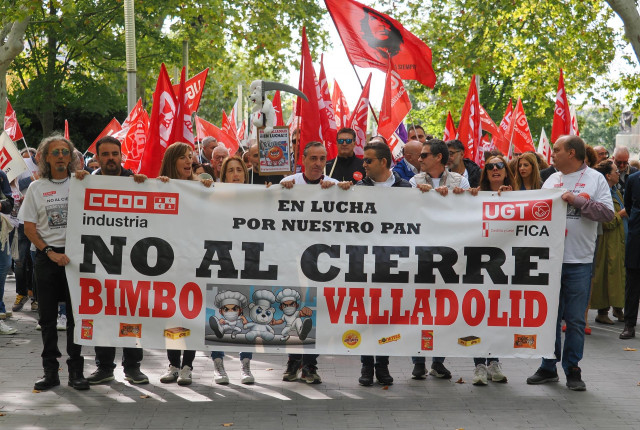 Varias personas durante una manifestación en defensa de la fábrica de Bimbo, a 5 de octubre de 2024, en Valladolid, Castilla y León (España).