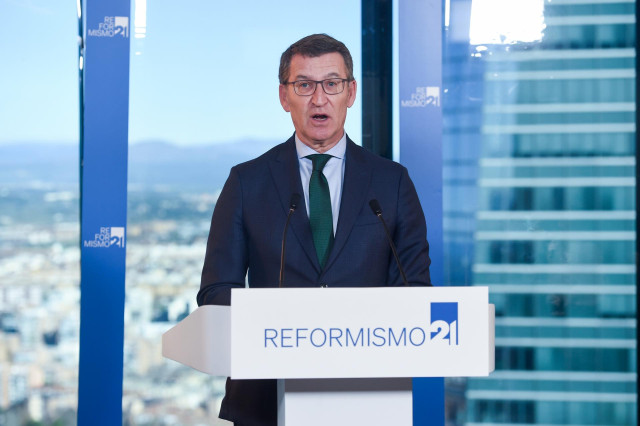 Archivo - El presidente del Partido Popular, Alberto Núñez Feijóo, interviene durante un encuentro con el Consejo Asesor de la Fundación Reformismo 21, en el Hotel Eurostars Madrid Tower, a 15 de diciembre de 2023, en Madrid (España). Durante el encuentro