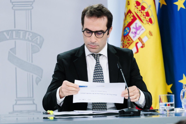 El ministro de Economía, Comercio y Empresa, Carlos Cuerpo, durante una rueda de prensa posterior a la reunión del Consejo de Ministros, en el Palacio de La Moncloa, a 15 de octubre de 2024, en Madrid (España).