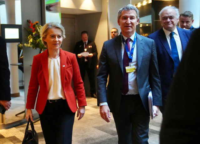 El líder del PP, Alberto Núñez Feijóo, junto a la presidenta de la Comisión Europea, Ursula von der Leyen, en la cumbre del PPE en Bruselas.