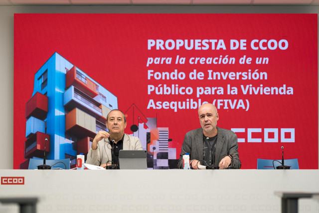 El secretario confederal de Protección Social y Políticas Públicas, Carlos Bravo (i), y el secretario general de CCOO, Unai Sordo (d), en la presentación de la propuesta para la creación de un Fondo de Inversión Público para la Vivienda Asequible (FIVA)