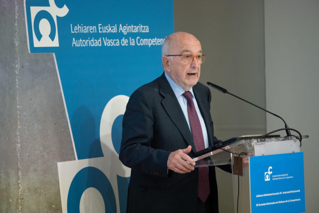 El ex comisario europeo Joaquín Almunia durante las XV Jornadas Nacionales de Defensa, a 17 de octubre de 2024, en Bilbao.