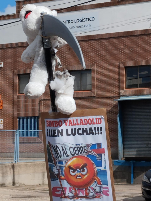 Cartel y oso de Bimbo en un momento de la nueva jornada de huelga contra el cierre de la planta de Valladolid