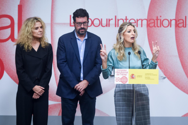 La vicepresidenta segunda, Yolanda Díaz (d), junto al secretario de Estado de Trabajo, Joaquín Pérez Rey (c), y la secretaria de Estado de Economía Social, Amparo Merino (i), durante una rueda de prensa, a 17 de octubre de 2024, en Madrid (España).