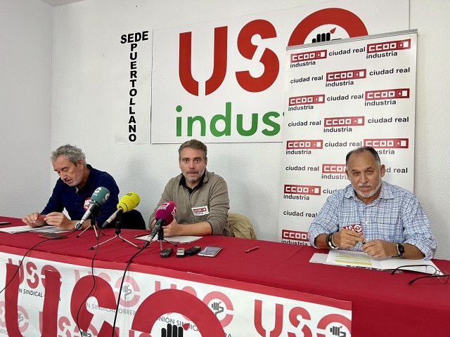 Representantes de los sindicatos del comité de empresa de Navec.