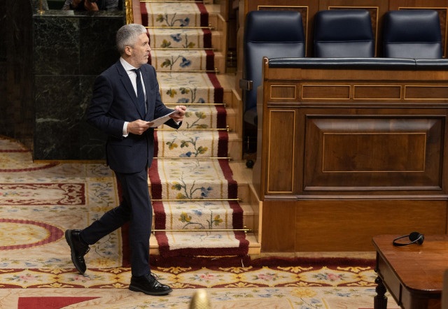 Archivo - El ministro de Interior, Fernando Grande-Marlaska, durante las interpelaciones en una sesión plenaria en el Congreso de los Diputados, a 28 de febrero de 2024, en Madrid (España).