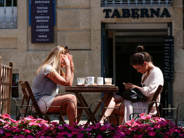 Archivo - Dos mujeres en la terraza de un restaurante de la Rua da Raiña, en Santiago de Compostela, A Coruña, Galicia (España)