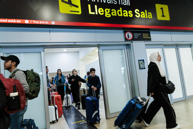 Unos once pasajeros procedentes de la ciudad Sarafand, situada al sur de Líbano, llegan a la terminal T1 del aeropuerto Adolfo Suárez-Madrid Barajas, a 7 de octubre de 2024, en Madrid (España).