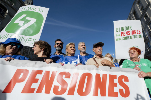 Archivo - Varias personas durante una concentración convocada por la Mesa Estatal por el Blindaje de las Pensiones (MERP).