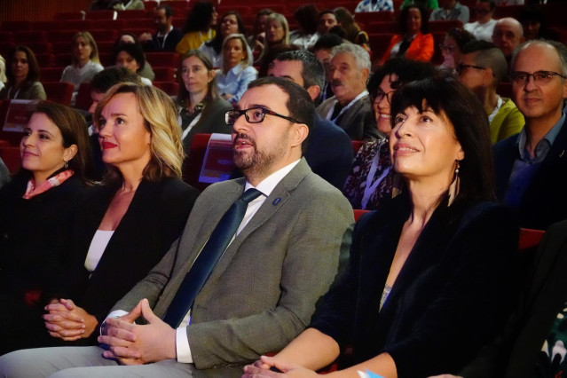 La ministra de Educación, Formación Profesional y Deportes, Pilar Alegría; el presidente de Asturias, Adrián Barbón y la ministra de Igualdad, Ana Redondo, durante la inauguración del 'Encuentro Internacional de Coeducación'.