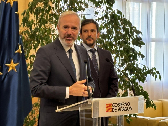 El presidente de Aragón, Jorge Azcón, y el consejero delegado de Alkeymia, Diego Fabeiro.